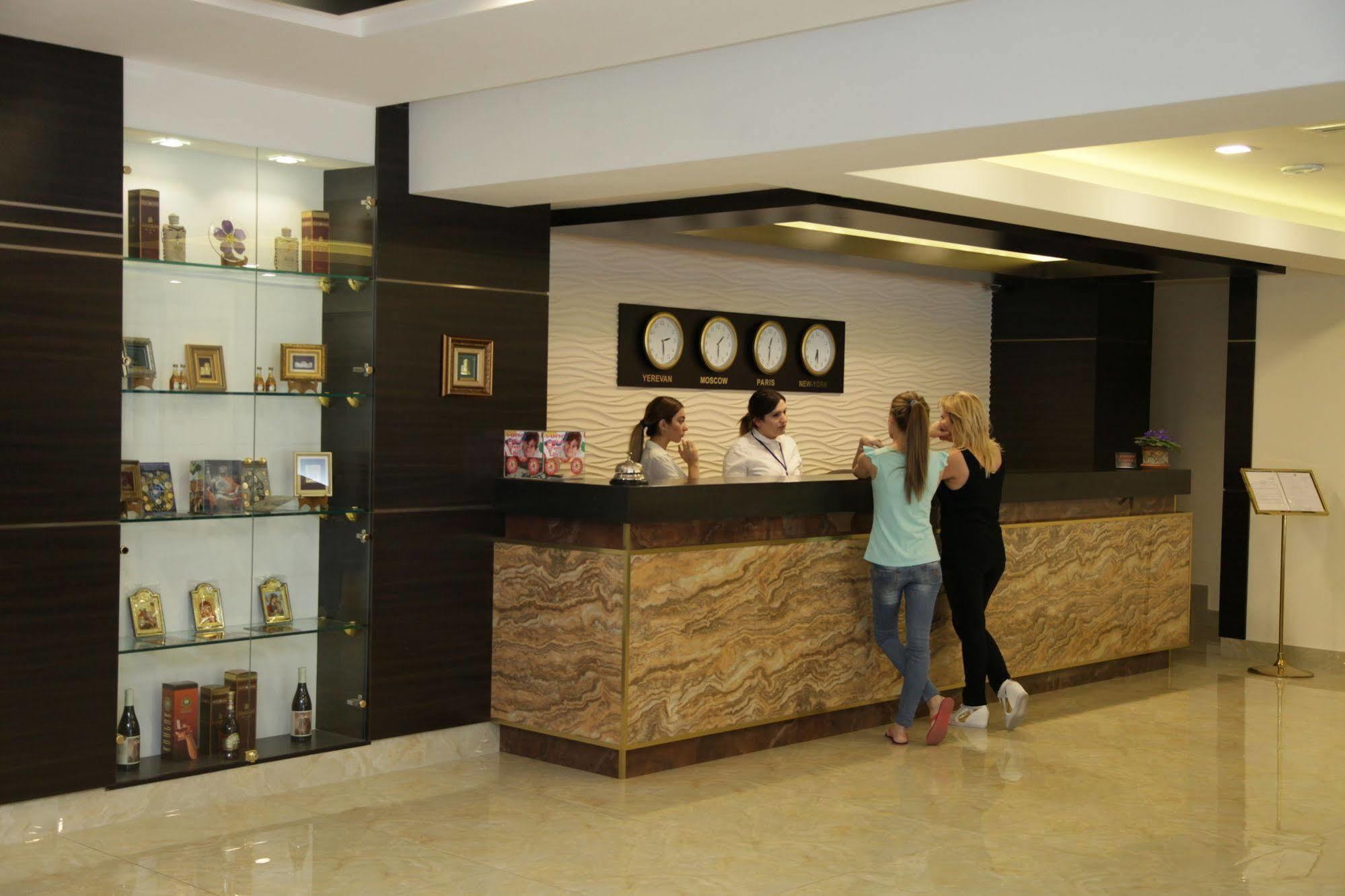 Shirak Hotel Ereván Exterior foto